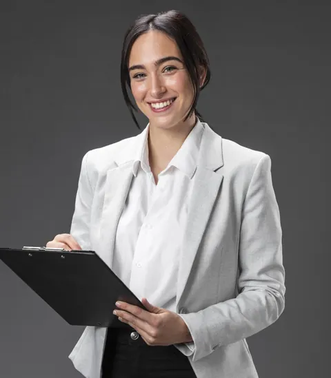 Abogada con una carpeta lista para una consulta