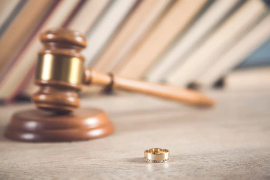 Aros de matrimonio junto al mazo de un juez